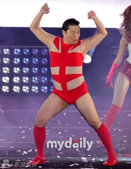 Psy gây sốc với trang phục dị tại liveshow Happening.